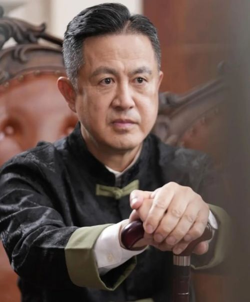 中老年演员揭短剧真相:霸总父亲日薪仅千元,日拍15页剧本是常态!