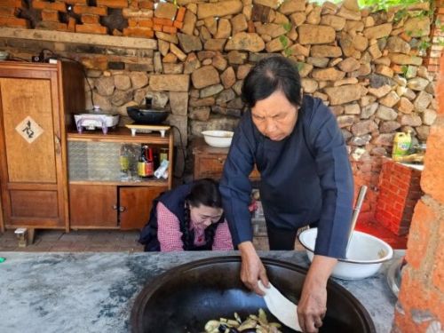 64岁青岛农村大姨拍短剧走红,笑称“正是闯荡的年纪”