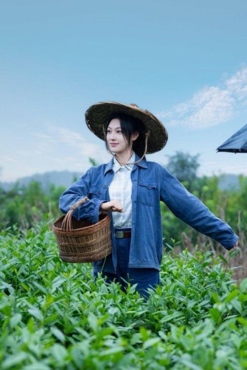 河南姑娘演活年代短剧，看马晓伟的“逆风翻盘路”