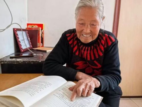 青岛85岁老太“触网”拍短剧，带领“80后”闺蜜团走红