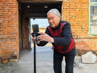 青岛85岁老太“触网”拍短剧，带领“80后”闺蜜团走红