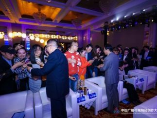 长剧论坛激烈博弈，短剧现场高呼“千亿”