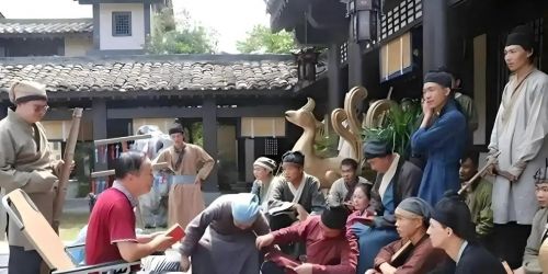 影视行业冷透了：167个人抢一个活，顶流演员台上求工作